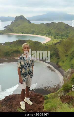 Blick auf einen Mann auf der Spitze der Insel Padar in der Nähe des Komodo-Nationalparks. Stockfoto