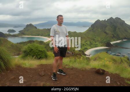 Blick auf einen Mann auf der Spitze der Insel Padar in der Nähe des Komodo-Nationalparks. Stockfoto