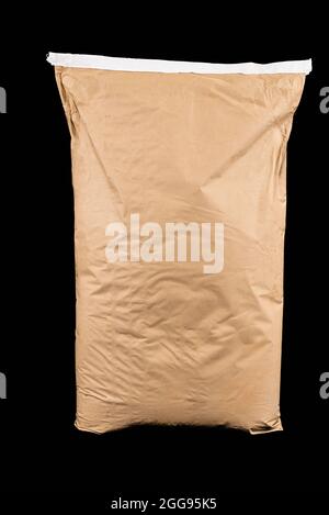Beutel mit 25 kg Papier auf schwarzem Hintergrund zum Füllen Stockfoto