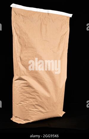 Beutel mit 25 kg Papier auf schwarzem Hintergrund zum Füllen Stockfoto