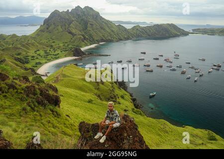 Blick auf einen Mann auf der Spitze der Insel Padar in der Nähe des Komodo-Nationalparks. Stockfoto