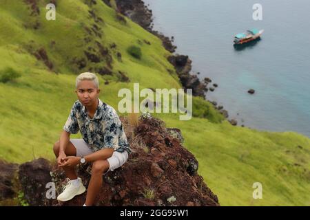 Blick auf einen Mann auf der Spitze der Insel Padar in der Nähe des Komodo-Nationalparks. Stockfoto