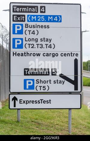 COVID 19 Express Test Schild am Flughafen London Heathrow. ExpressTest Richtungsschild NEAT Terminal 5 und 4, mit Business. Langzeitparkplatz und Fracht Stockfoto