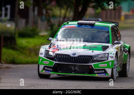 Hostalkova, Tschechische Republik. August 2021. Andreas Mikkelsen (Norwegen) und Jonas Andersson (Schweden) treten am 28. August 2021 in Hostalkova, Region Zlin, mit Skoda Fabia Rally2 Evo bei der Barum Czech Rally Zlin, die Teil der Rallye-Europameisterschaft ist, Tschechische Republik. Kredit: Vladimir Prycek/CTK Foto/Alamy Live Nachrichten Stockfoto