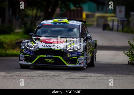 Hostalkova, Tschechische Republik. August 2021. Erik Cais und Jindriska Zakova (beide Tschechen) treten am 28. August 2021 in Hostalkova, Region Zlin, mit dem Ford Fiesta R5 MkII bei der Barum Czech Rally Zlin, die Teil der Rallye-Europameisterschaft ist, Tschechische Republik. Kredit: Vladimir Prycek/CTK Foto/Alamy Live Nachrichten Stockfoto