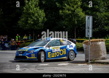 Hostalkova, Tschechische Republik. August 2021. Vaclav Pech und Petr Uhel (beide Tschechen) treten am 28. August 2021 in Hostalkova, Region Zlin, bei der Barum Czech Rally Zlin, die zur Rallye-Europameisterschaft gehört, mit Ford Focus WRC an. Tschechische Republik. Kredit: Vladimir Prycek/CTK Foto/Alamy Live Nachrichten Stockfoto