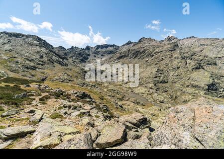 Aufnahme des Circo de Gredos in der Sierra de gredos in Avila Castile, Spanien an einem sonnigen Tag Stockfoto