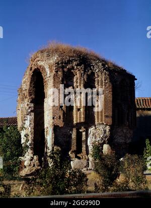 ABSIDE MUDEJAR DE LA ANTIGUA IGLESIA DE LOS MILAGROS - SIGLO XIII. Lage: MORAVITO. TALAMANCA DEL JARAMA. MADRID. SPANIEN. Stockfoto