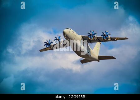 Ukraine, Kiew - 18. August 2021: Antonov AN-70 Militärflugzeug. Große ukrainische vier-Propeller-Triebwerk fliegt am Himmel. Mittlere Reichweite Stockfoto