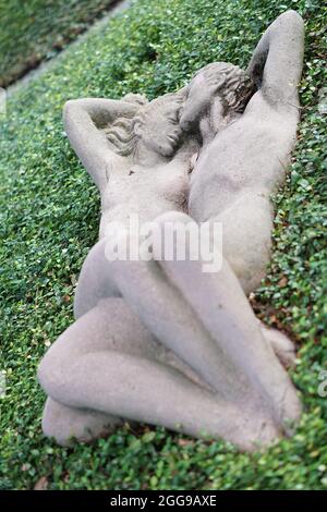 NEW ORLEANS, USA - 04. Sep 2018: Eine Statue eines romantischen Paares, das auf dem Rasen in einem Park, New Orleans, USA, liegt Stockfoto