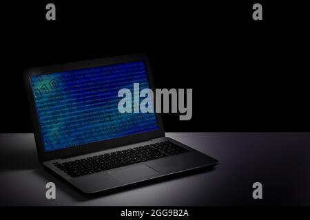 HTML Web Code on Computer Monitor - Computerkriminalität Konzept Stockfoto