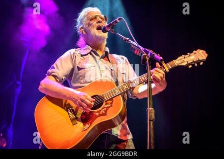 Toronto, Kanada. August 2021. Greg Keelor, Lead-Gitarrist der kanadischen Country-Rockband BLUE RODEO, tritt bei einer „Sold Out Show“ auf der Budweiser Stage in Toronto, Kanada, auf. Kredit: SOPA Images Limited/Alamy Live Nachrichten Stockfoto