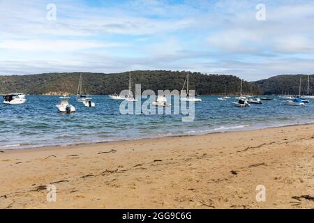 Pittwater an den nördlichen Stränden Sydneys, mit Yachten und Booten, die auf Pittwater, Sydney, NSW, Australien festgemacht sind Stockfoto