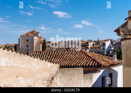 Blick auf die kleine Stadt mit Kirche und malerischen Häusern mit verputzter Fassade und keramischen Ziegeldächern an einem sonnigen Tag. Chinchon, Madrid, Spanien Stockfoto