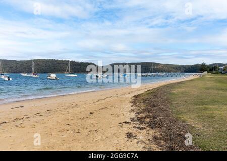 Pittwater an den nördlichen Stränden Sydneys, mit Yachten und Booten, die auf Pittwater, Sydney, NSW, Australien festgemacht sind Stockfoto