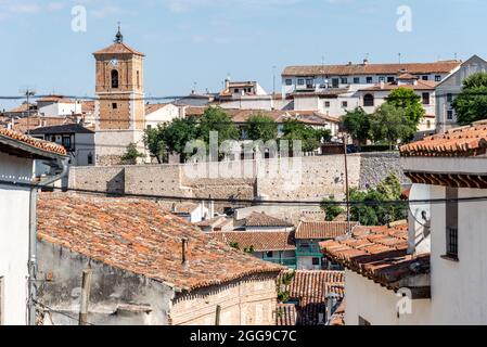 Blick auf die kleine Stadt mit Kirche und malerischen Häusern mit verputzter Fassade und keramischen Ziegeldächern an einem sonnigen Tag. Chinchon, Madrid, Spanien Stockfoto