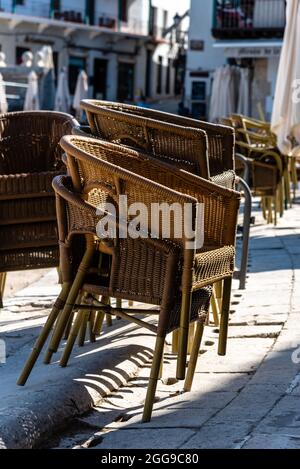 Gestapelte Korbsessel auf der Terrasse einer Bar. Chinchon Stockfoto