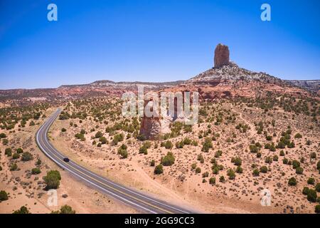 Square Butte Formation und leere Straße in der Nähe von Page, Arizona, USA Stockfoto