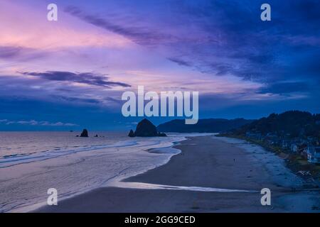 Haystack Rock im Tolovana Park Cannon Beach bei Sonnenuntergang, Oregon, USA Stockfoto