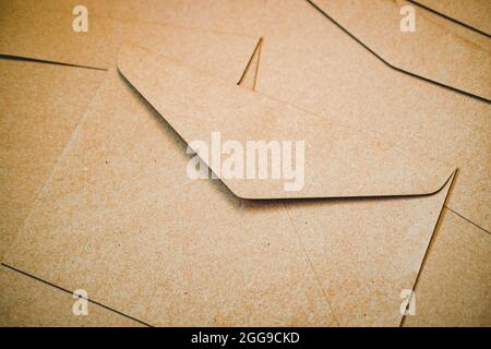Brauner Papierumschlag. Nahaufnahme des Craft-Kuverts. Flacher Lay-Minimalismus. Stockfoto