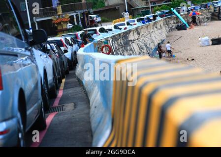 Keelung, Taipei, Taiwan. August 2021. Fahrzeuge werden in der Nähe eines Strandes in Keelung geparkt, wo die Menschenmenge kontrolliert wird, da Taiwan laut dem taiwanesischen CDC nur 3 lokal erworbene Fälle und null Todesfälle meldet. Nachdem die Versammlungen und Schwimmaktivitäten wieder aufgenommen wurden, verzeichnet die selbstregierte Insel seit ihrem schweren Ausbruch im Mai einen Abwärtstrend bei einheimischen Covid-Infektionen und -Todesfällen, indem sie Impfstoffe für AstraZeneca, Medigen und Moderna zur Verfügung stellt, während sie Impfstoffspenden aus den USA, Japan, Litauen und der Tschechischen Republik erhält. Angesichts der zunehmenden militärischen Bedrohungen Chinas. (Bild: © Da Stockfoto