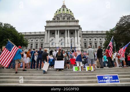 Die Demonstranten sahen, wie sie sich auf den Stufen des Pennsylvania State Capitol während der Anti-Impfstoff- und Anti-Maske-Mandatsversammlung für Freiheit versammelten. Anti-Impfstoff-Demonstranten versammelten sich auf den Stufen des Pennsylvania State Capitol während der Kundgebung für Freiheit. Die weltweite Kundgebung für Freiheit 3.5 im Pennsylvania State Capitol war eine von vielen koordinierten Veranstaltungen in den Vereinigten Staaten, die ein Ende der Impfmandate forderten. Stockfoto
