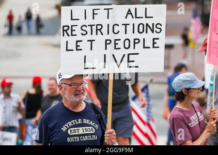 Ein Protestler hält ein Plakat während der Anti-Impfstoff-, Anti-Maske-Mandat Rallye für Freiheit. Anti-Impfstoff-Demonstranten versammelten sich auf den Stufen des Pennsylvania State Capitol während der Kundgebung für Freiheit. Die weltweite Kundgebung für Freiheit 3.5 im Pennsylvania State Capitol war eine von vielen koordinierten Veranstaltungen in den Vereinigten Staaten, die ein Ende der Impfmandate forderten. Stockfoto
