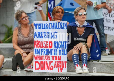 Ein Protestler hält ein Plakat während der Anti-Impfstoff-, Anti-Maske-Mandat Rallye für Freiheit. Anti-Impfstoff-Demonstranten versammelten sich auf den Stufen des Pennsylvania State Capitol während der Kundgebung für Freiheit. Die weltweite Kundgebung für Freiheit 3.5 im Pennsylvania State Capitol war eine von vielen koordinierten Veranstaltungen in den Vereinigten Staaten, die ein Ende der Impfmandate forderten. Stockfoto