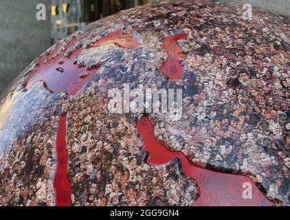 Die Open-Air-Ausstellung hundert Globen für die Umwelt in den Straßen des Zentrums und der Vororte von Mailand, von Studenten der Akademie der Braera. Stockfoto