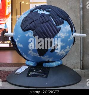 Die Open-Air-Ausstellung hundert Globen für die Umwelt in den Straßen des Zentrums und der Vororte von Mailand, von Studenten der Akademie der Braera. Stockfoto