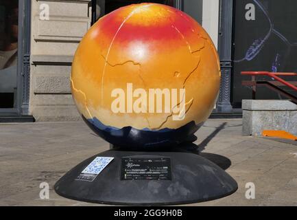 Die Open-Air-Ausstellung hundert Globen für die Umwelt in den Straßen des Zentrums und der Vororte von Mailand, von Studenten der Akademie der Braera. Stockfoto