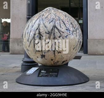 Die Open-Air-Ausstellung hundert Globen für die Umwelt in den Straßen des Zentrums und der Vororte von Mailand, von Studenten der Akademie der Braera. Stockfoto