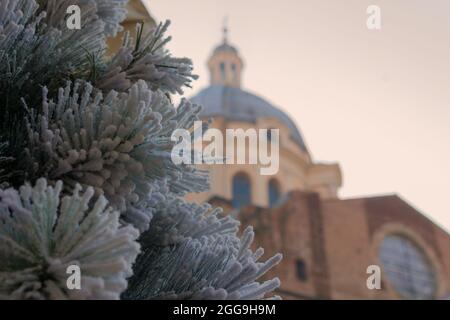 Blick auf die Basilika St. Andreas in Mantua und eine weihnachtsdekoration. Speicherplatz kopieren. Stockfoto