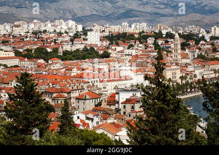 Touristischer Panoramablick auf Split, Kroatien, vom Aussichtspunkt auf dem Hügel Stockfoto