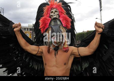 Ein Mann, der als aztekischer Krieger gekleidet ist, nimmt an einer Zeremonie vor dem traditionellen Ballspiel Pre-Hispanic Mexica ‘Tlachtli’ Teil, die im Rahmen der indigenen Widerstandsfeier am 28. August 2021 in Zocalo in Mexiko-Stadt, Mexiko, stattfindet. Foto von Martin Gonzalez/Eyepix Group/ABACAPRESS.COM Stockfoto