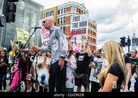 LONDON, ENGLAND- 28. August 2021: Mel Broughton spricht als Animal Rebellion Protest gegen die Beagle des MBR Stockfoto
