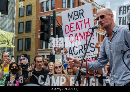 LONDON, ENGLAND- 28. August 2021: Mel Broughton spricht als Animal Rebellion Protest gegen die Beagle des MBR Stockfoto