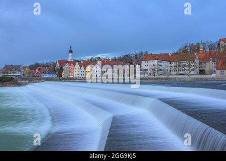 Schöne Landsberg am Lech eine Stadt in Bayern Deutschland mit einem Wasserfall Stockfoto