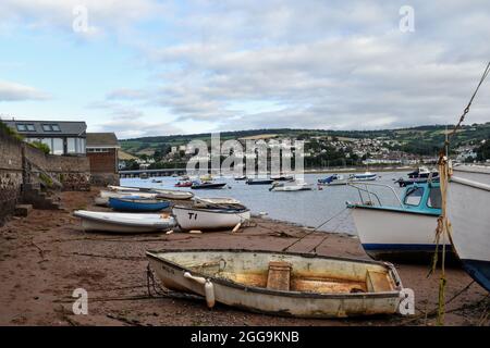 Der Strand von Shaldon ist übersät mit Booten, die am Ufer festgemacht sind. Shaldon liegt gegenüber von Teignmouth an der Mündung der Teign Mündung. Stockfoto