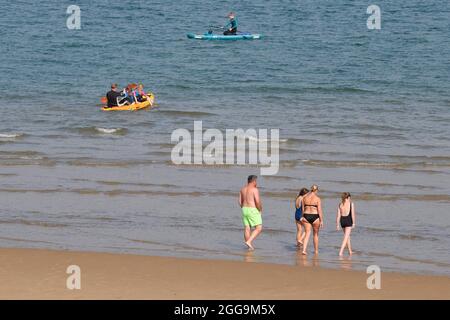 Gower, Swansea, Großbritannien. 30. August 2021. UK Wetter: Ein schöner, trockener und sonniger Tag in Broughton Bay auf der Gower Halbinsel. Strandgänger genießen den schönen Bankurlaub. Kredit: Gareth Llewelyn/Alamy Live Nachrichten Stockfoto