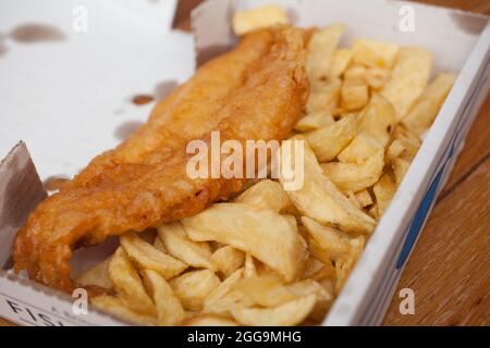 Englische Fische und Pommes in der Schachtel Stockfoto