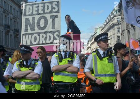 Polizeibeamte vereidigten das Aussterben Rebellions-Demonstranten auf der Oxford Street während der Demonstration. Stockfoto