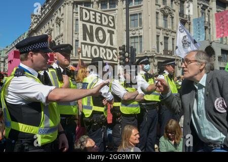 Ein Rebellion-Protestor konfrontiert die Polizei in der Oxford Street während der Demonstration. Extinction Rebellions Protest gegen den Klimawandel. Stockfoto