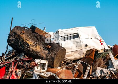 Berg aus Metall bereit für das Recycling. Schrotthaufen an einem Schrott-Standort, blauer Himmel Stockfoto