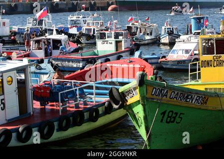 Lokale Fischerboote im Hafen von Valparaíso, Chile Stockfoto