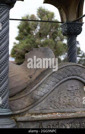 Detail des Gesichts von Grace Darling an ihrem Grab in St. Aidans Churchyard, Bamburgh, Northumberland, England. Stockfoto