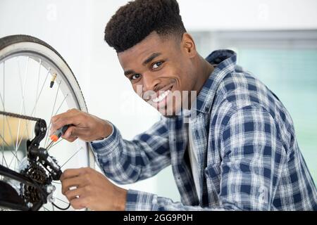 Happy man Fahrrad Mechaniker Reparatur Fahrräder Stockfoto