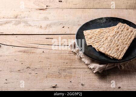 Traditionelles Matzah-Brot auf Holztisch Stockfoto