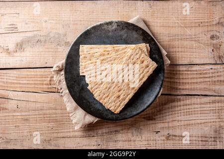 Traditionelles Matzah-Brot auf Holztisch Stockfoto