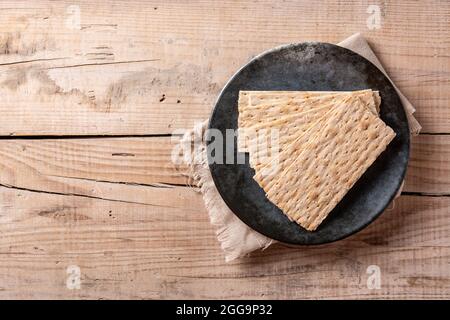 Traditionelles Matzah-Brot auf Holztisch Stockfoto